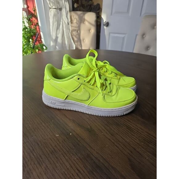 Nike Air Force 1 LV8 UV Cyber Neon Green Men's Sz 7 Y AJ9505-300 Highlighter - Picture 1 of 16